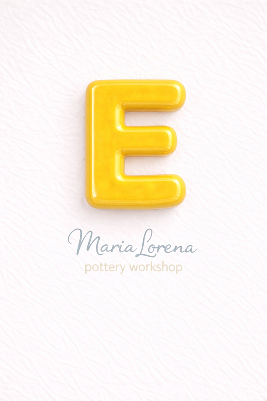 E Mayúscula amarillo