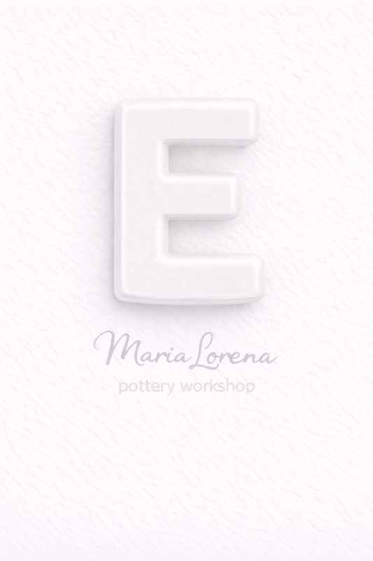 E Mayúscula blanco